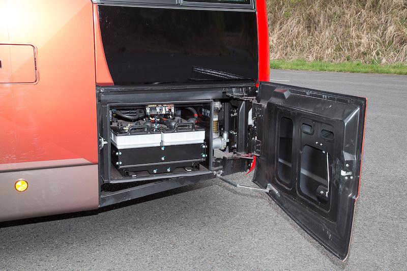 バッテリーは車体右前部に収納される。ここからヘッドライト裏にもアクセスでき、ライト系のメンテナンスも行なえる