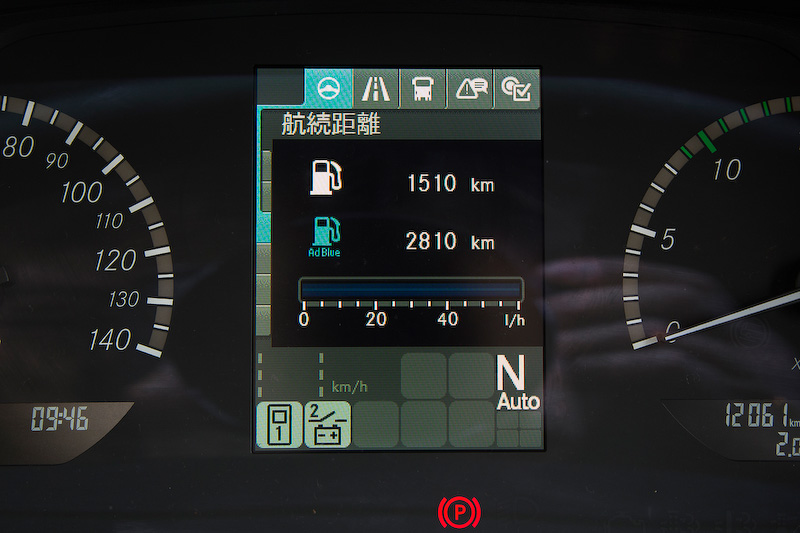 マルチファンクションモニターの表示例。運転、走行装置、車体状態（ドア開閉など）、メンテナンス＆故障表示、基本設定などの項目に分かれていて、さらに詳細設定が可能