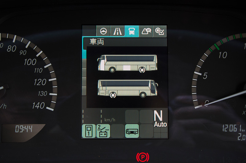 マルチファンクションモニターの表示例。運転、走行装置、車体状態（ドア開閉など）、メンテナンス＆故障表示、基本設定などの項目に分かれていて、さらに詳細設定が可能