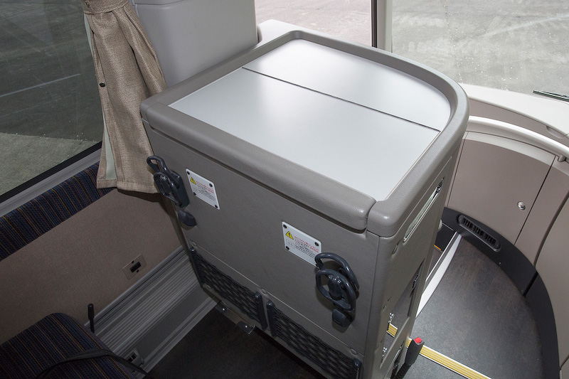 ガイド向けの装備。左前席前のサービスボックスには冷蔵庫と電気式の湯沸かし器が内蔵されていた。右側の棚にはキー付きのボックスも装備