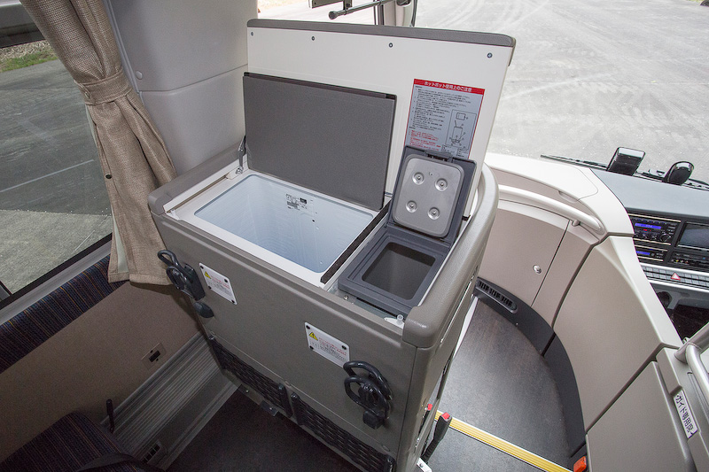 ガイド向けの装備。左前席前のサービスボックスには冷蔵庫と電気式の湯沸かし器が内蔵されていた。右側の棚にはキー付きのボックスも装備