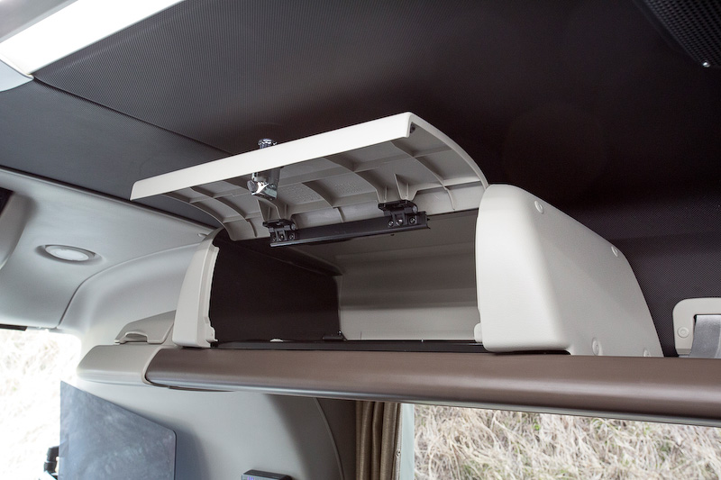 ガイド向けの装備。左前席前のサービスボックスには冷蔵庫と電気式の湯沸かし器が内蔵されていた。右側の棚にはキー付きのボックスも装備