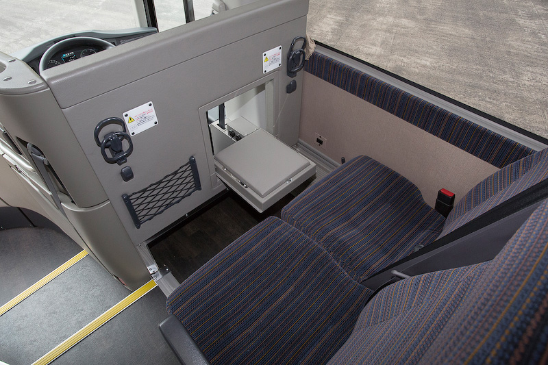 ガイドが立って解説する際の背もたれも用意され、その下にはガイド用のシートがある。ドライバーの交代要員がいるときはコクピット後に座るが、その際に足を伸ばせるように仕切りボードに足を入れる穴が用意されている