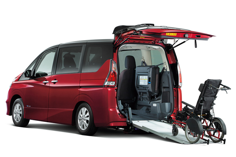 2名分の乗降アシスト装置（電動ウインチ）を標準装備して、車いすのまま乗車できる「セレナ チェアキャブ スロープタイプ 車いす2名仕様」