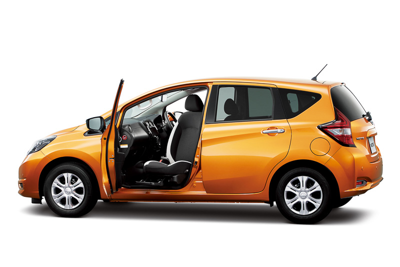 助手席が回転して乗り降りのサポートをする「ノート e-POWER 助手席回転シート」