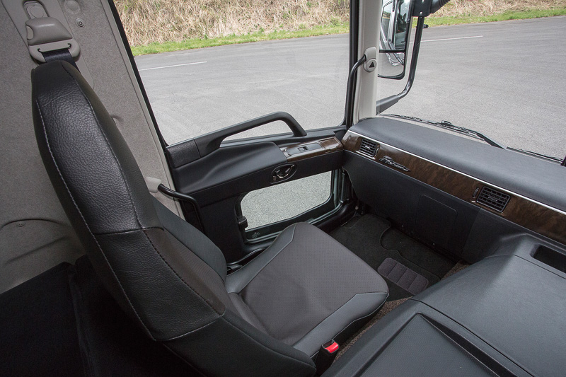 助手席はシートベルトが内蔵されないタイプ