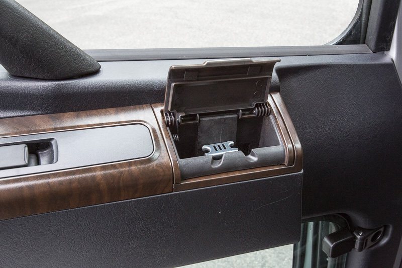 長距離ドライバーには愛煙家が多いとのことで、運転席、助手席ともに灰皿がある