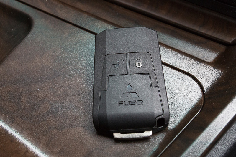 イモビライザーやキーレスエントリー機能も持ったマルチファンクションキーを採用。キースロットに差し込みスターターボタンを押すという手順