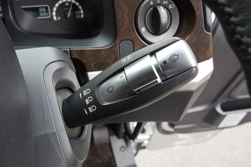 右側コラムレバーはライトの光軸コントロールとワイパー操作用