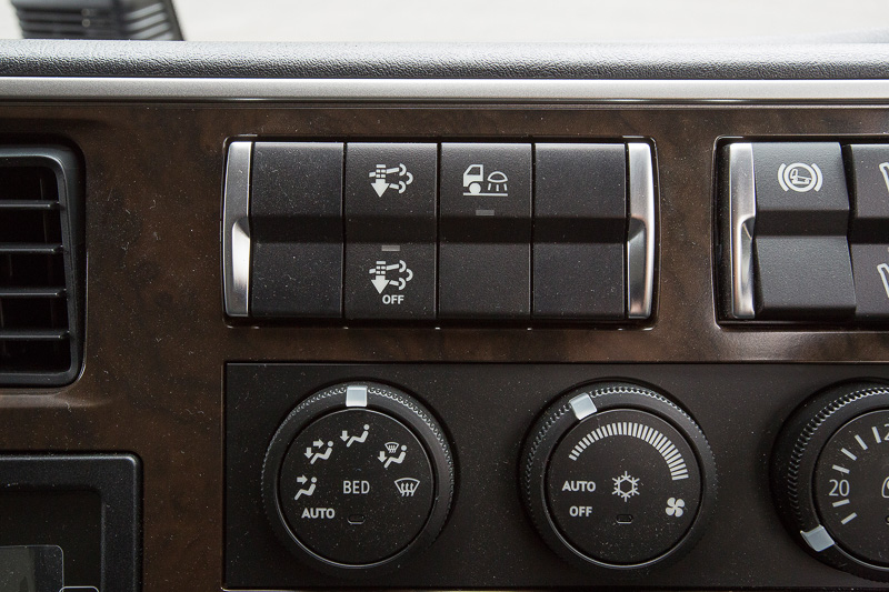 センターコンソールに各種スイッチを設定