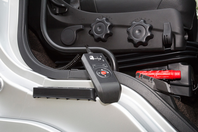 荷受所のプラットフォームに荷台の高さを合わせるコントローラーもある。コクピットから降りてプラットフォームを目視しながら操作することも多いので、スイッチユニットは取り外し可能になっている。