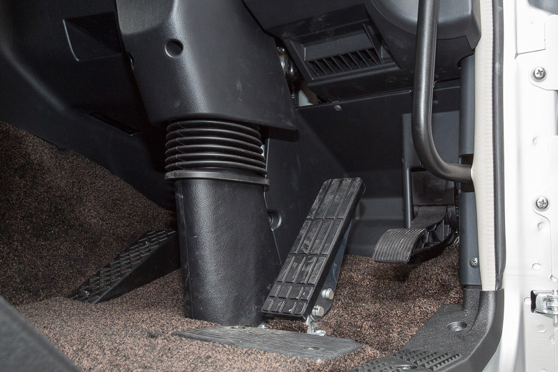 ATMなので2ペダル。ドライバーの負担軽減だけでなく、運転しやすくすることで運送会社が新規ドライバーを獲得しやすくする意味もある