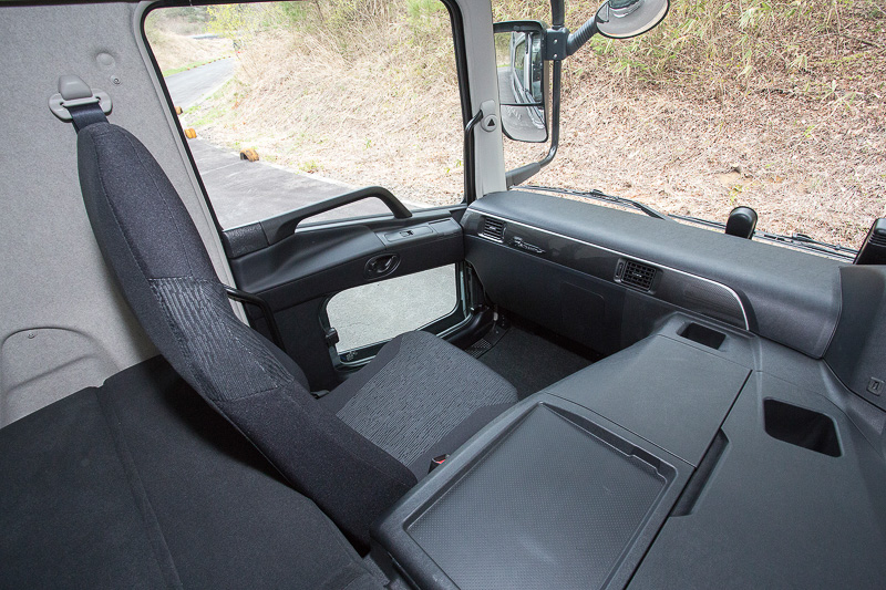 こちらは標準仕様のPremium Lineの車内。シートはファブリックで加飾パネルはカーボン調になる