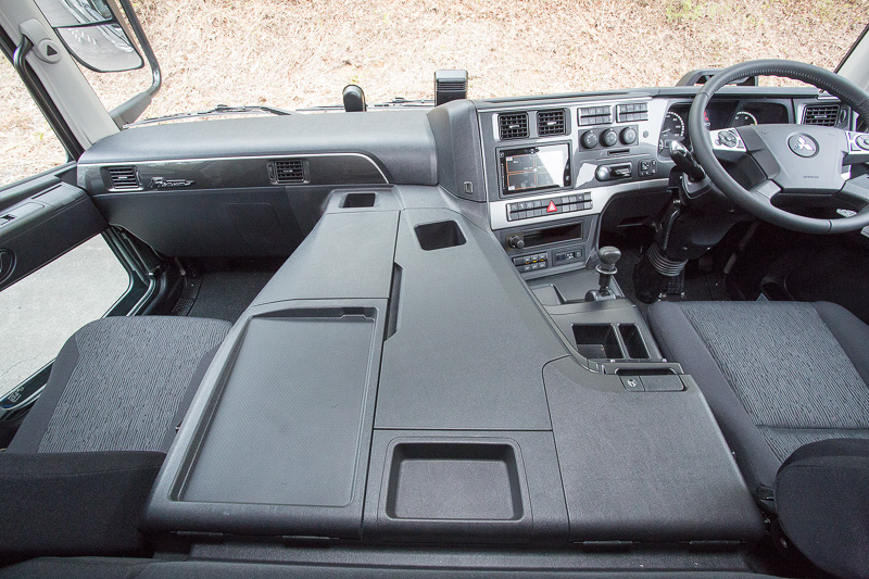 こちらは標準仕様のPremium Lineの車内。シートはファブリックで加飾パネルはカーボン調になる