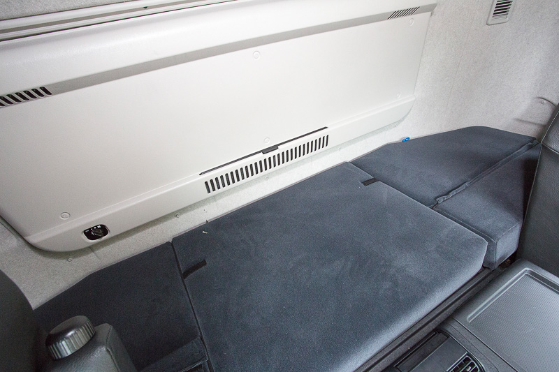 標準キャブにはシート後方に仮眠用のベッドがある。仮眠時はカーテンでコクピットと仕切るので夏場にエアコンの冷気が仮眠スペースに届きにくくなることから、オプションで蓄冷式リアクーラーも用意されている