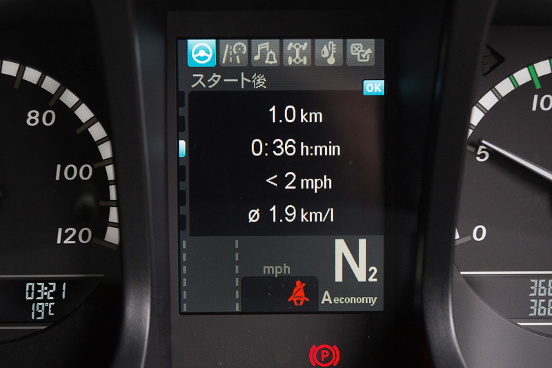 マルチファンクションモニターの表示例。画面の切り替え操作はステアリングのボタンを押すだけで、表示項目は非常に多くても操作が簡単な印象だ