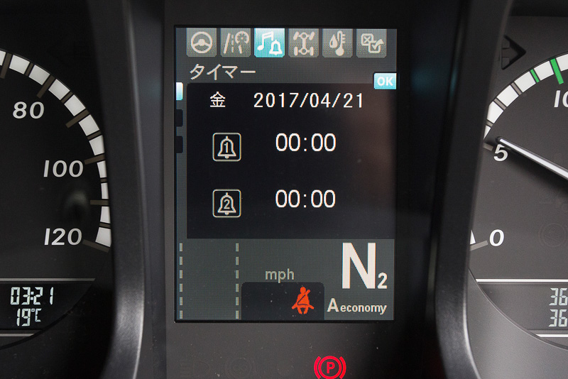 マルチファンクションモニターの表示例。画面の切り替え操作はステアリングのボタンを押すだけで、表示項目は非常に多くても操作が簡単な印象だ