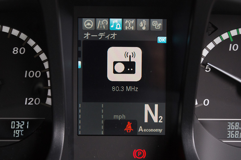 マルチファンクションモニターの表示例。画面の切り替え操作はステアリングのボタンを押すだけで、表示項目は非常に多くても操作が簡単な印象だ
