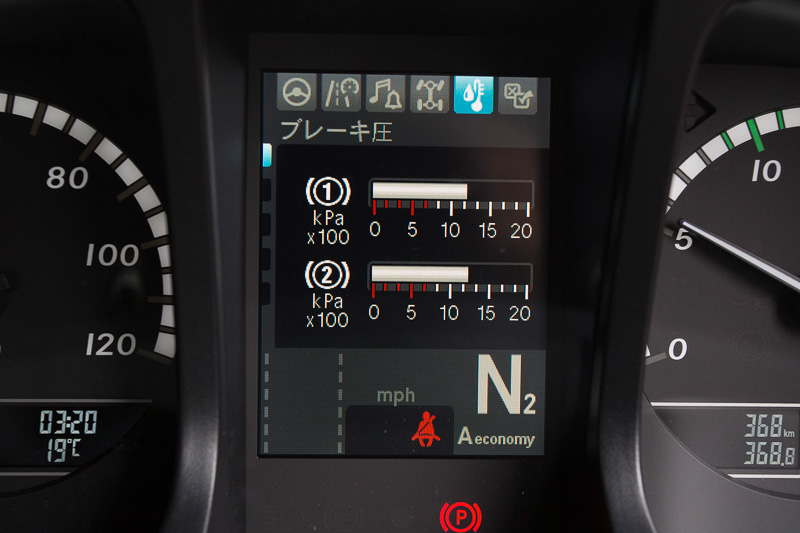 マルチファンクションモニターの表示例。画面の切り替え操作はステアリングのボタンを押すだけで、表示項目は非常に多くても操作が簡単な印象だ