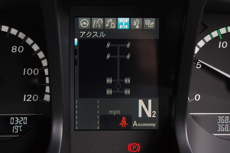 マルチファンクションモニターの表示例。画面の切り替え操作はステアリングのボタンを押すだけで、表示項目は非常に多くても操作が簡単な印象だ