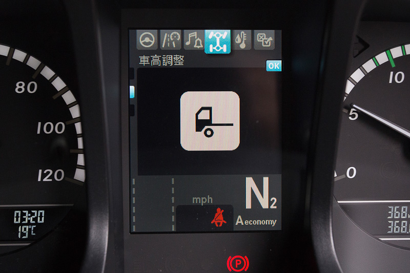 マルチファンクションモニターの表示例。画面の切り替え操作はステアリングのボタンを押すだけで、表示項目は非常に多くても操作が簡単な印象だ