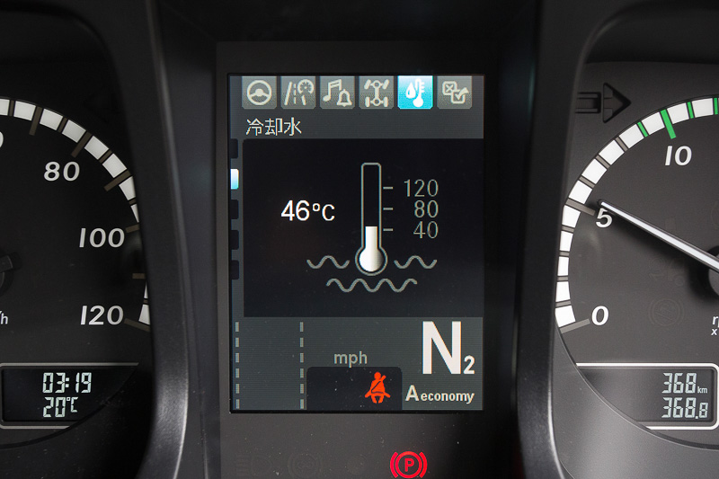 マルチファンクションモニターの表示例。画面の切り替え操作はステアリングのボタンを押すだけで、表示項目は非常に多くても操作が簡単な印象だ