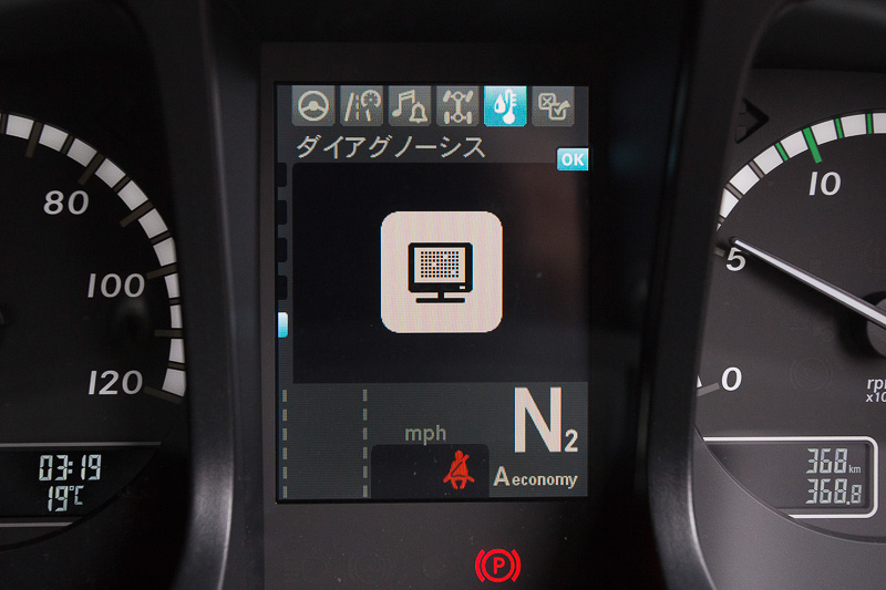 マルチファンクションモニターの表示例。画面の切り替え操作はステアリングのボタンを押すだけで、表示項目は非常に多くても操作が簡単な印象だ