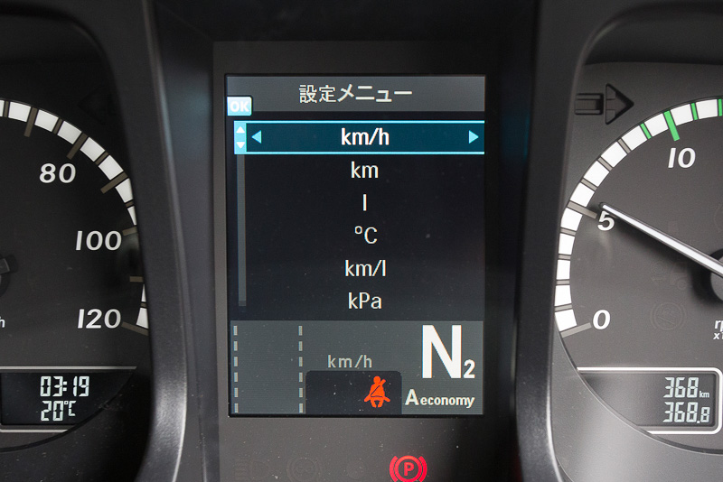 マルチファンクションモニターの表示例。画面の切り替え操作はステアリングのボタンを押すだけで、表示項目は非常に多くても操作が簡単な印象だ
