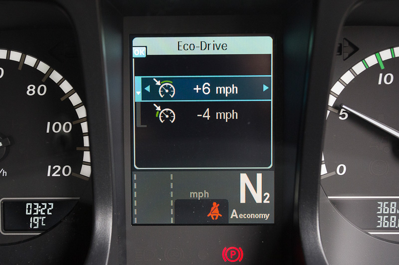 マルチファンクションモニターの表示例。画面の切り替え操作はステアリングのボタンを押すだけで、表示項目は非常に多くても操作が簡単な印象だ