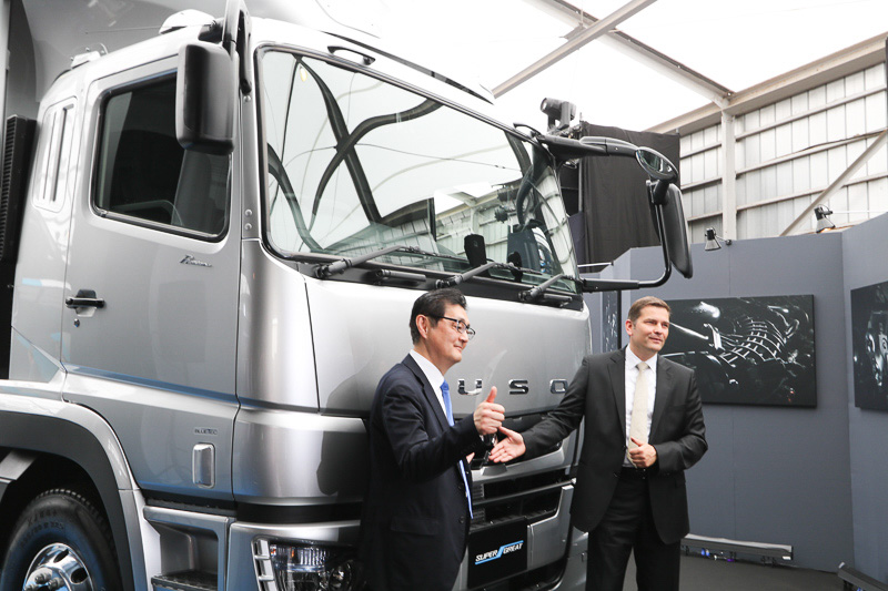 三菱ふそうトラック・バス株式会社 代表取締役社長 最高経営責任者（CEO） マーク・リストセーヤ氏（右）と、三菱ふそうセールスジャパン 販売統括部長丹野誠氏（左）