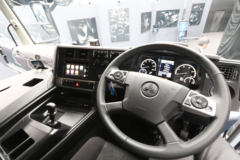 スーパーグレートの運転席。左に見えるレバーはホイールパーク