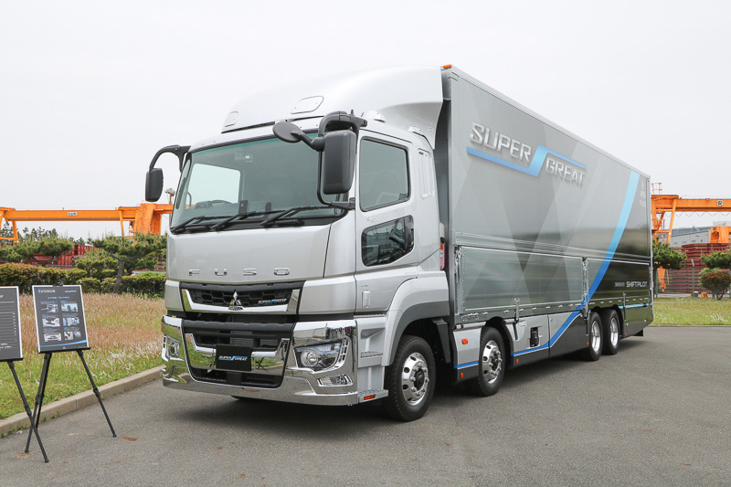 スーパーグレート。4軸底床タイプ