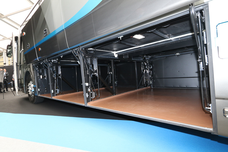 通路がフラットなり、荷室天井もフラットになった