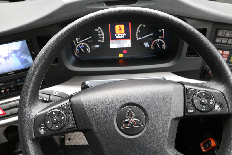 ステアリングホイールから見える左側が変速レバー