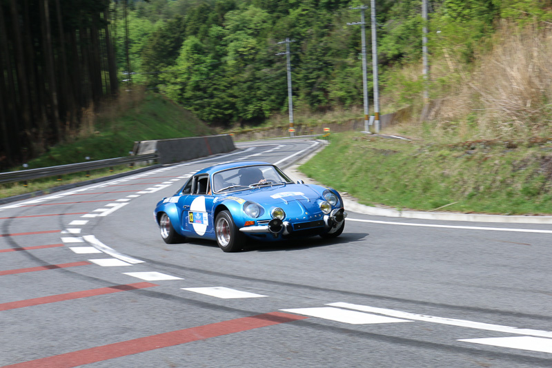 曽爾クラシック・SS1の最終コーナーを駆け抜ける「アルピーヌ A110」