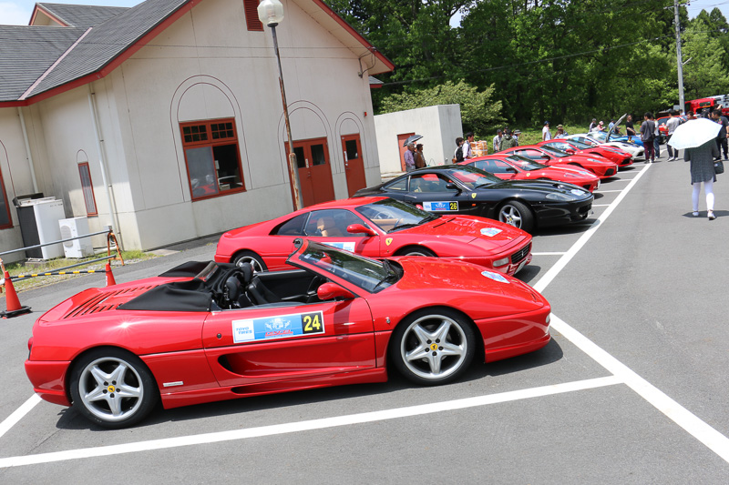 スーパーカーやクラシックカーが一堂に展示