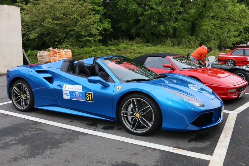 スーパーカーやクラシックカーが一堂に展示