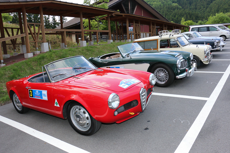 スーパーカーやクラシックカーが一堂に展示