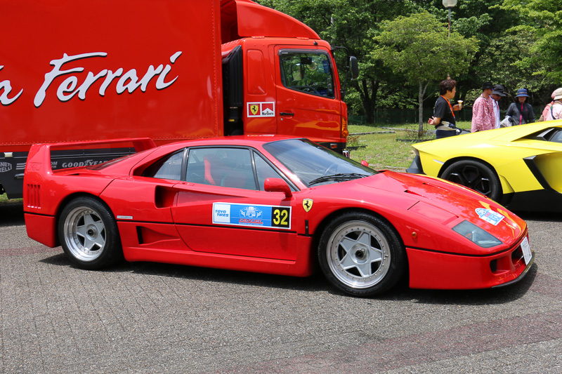 スーパーカーやクラシックカーが一堂に展示