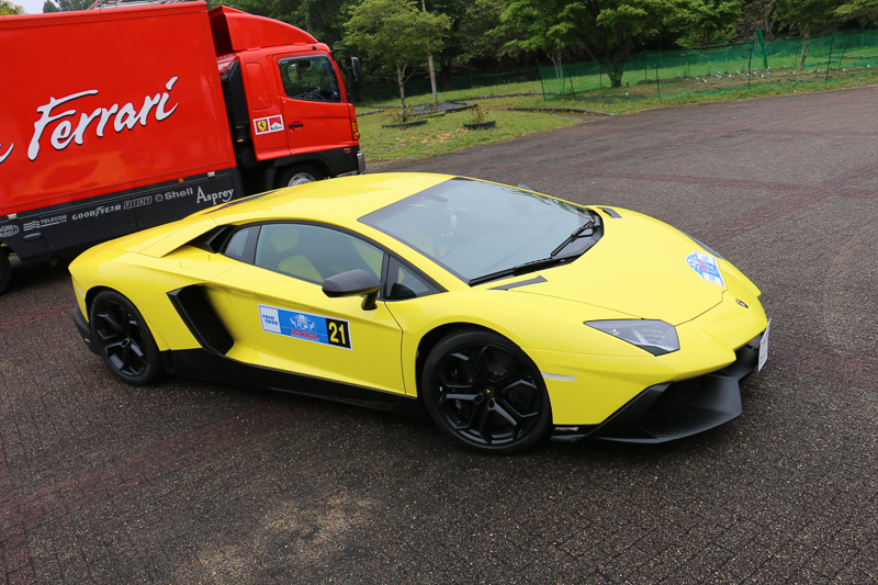 スーパーカーやクラシックカーが一堂に展示