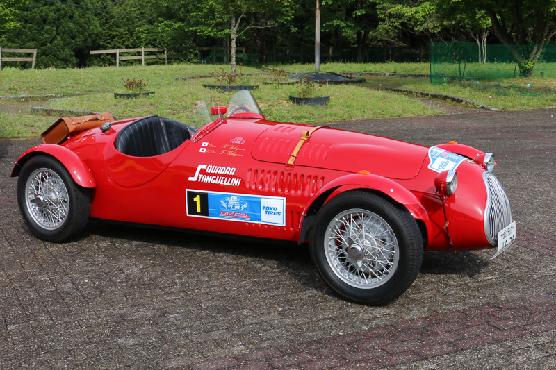 スーパーカーやクラシックカーが一堂に展示