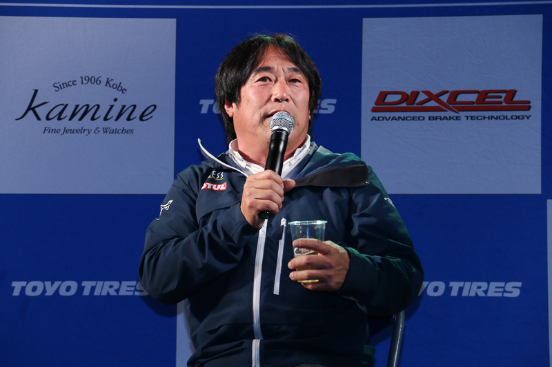 トークショーでは練習走行でSSを走行した感想や、翌日に控えた「公道ドリフト」に向けた意気込み、“魅せる走り”に対するこだわり、曽爾村の美しい景色に対する感想などが語られた