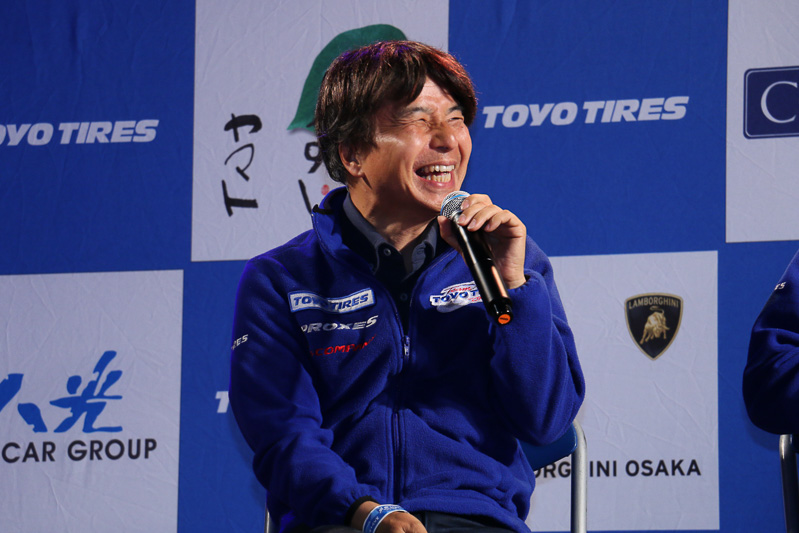 トークショーでは練習走行でSSを走行した感想や、翌日に控えた「公道ドリフト」に向けた意気込み、“魅せる走り”に対するこだわり、曽爾村の美しい景色に対する感想などが語られた