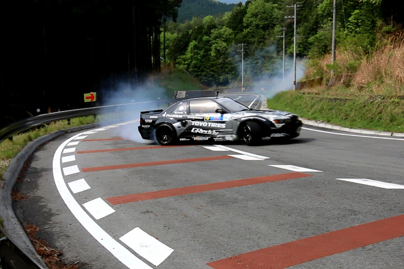 川畑選手の操る「シルビア」は、コーナーの侵入前から横向き状態で駆け抜けていく