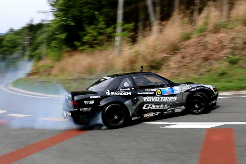 川畑選手の操る「シルビア」は、コーナーの侵入前から横向き状態で駆け抜けていく