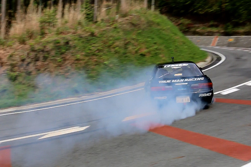 川畑選手の操る「シルビア」は、コーナーの侵入前から横向き状態で駆け抜けていく