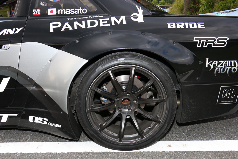 フロントに「プロクセス R1R」（255/40 R17）、リアに「TOYO DRB」（265/35 R18）を装着