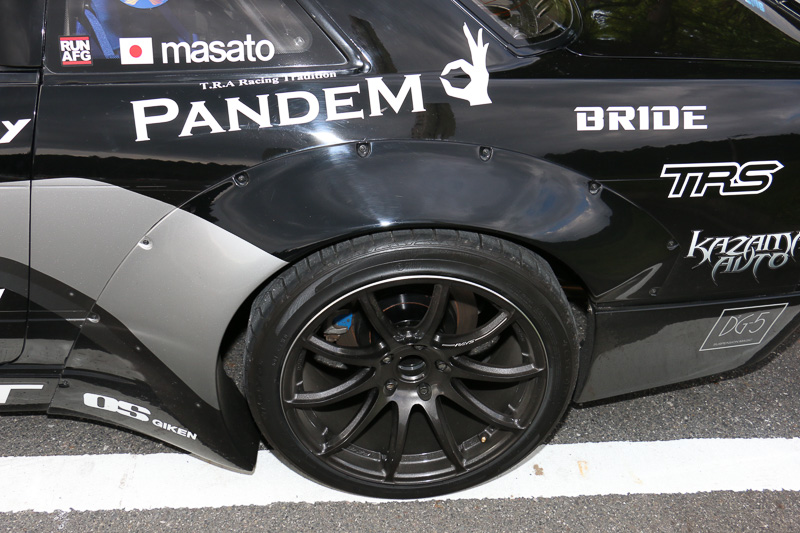 前後とも大きなオーバーフェンダーが追加され、前輪はネガティブキャンバーが大きく設定されていた