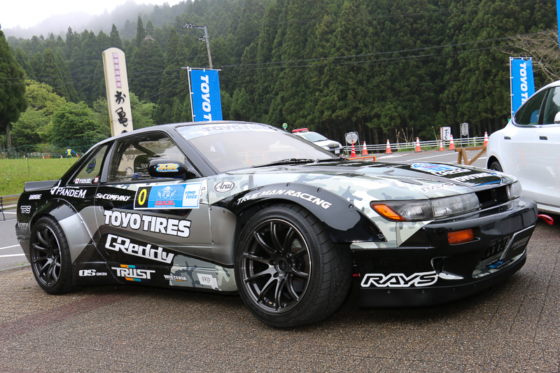 外観だけでなく、エンジンルーム内も大きく手が加えられている