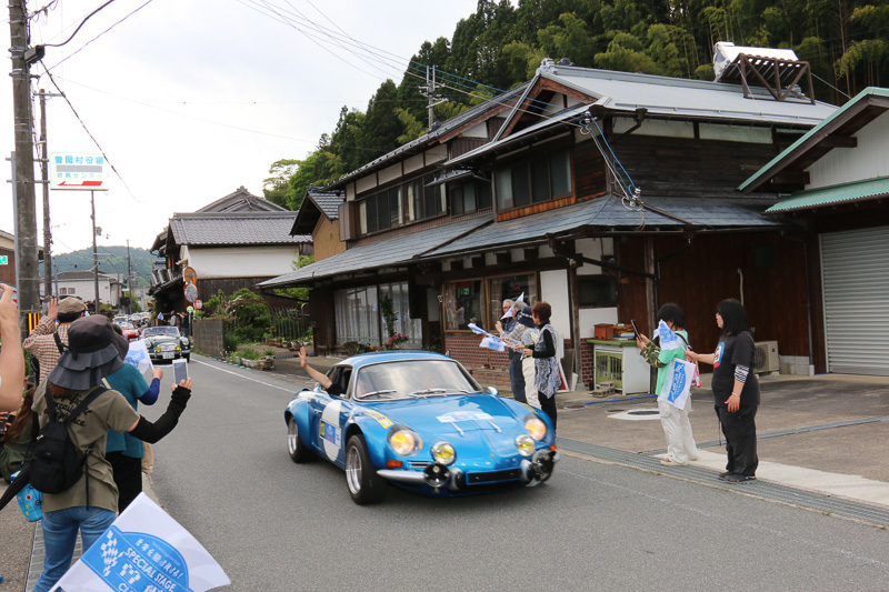 SSでのタイム計測後は、逆方向にコースを走ってパレードラン。全SSの終了後には、曽爾高原ファームガーデンと曽爾村役場を往復する「村内パレード」も実施された